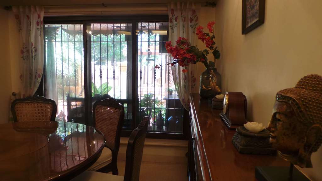 Koppikers Mumbai Home
Dining overlooking the garden
Oasis of calm
Block printed curtains