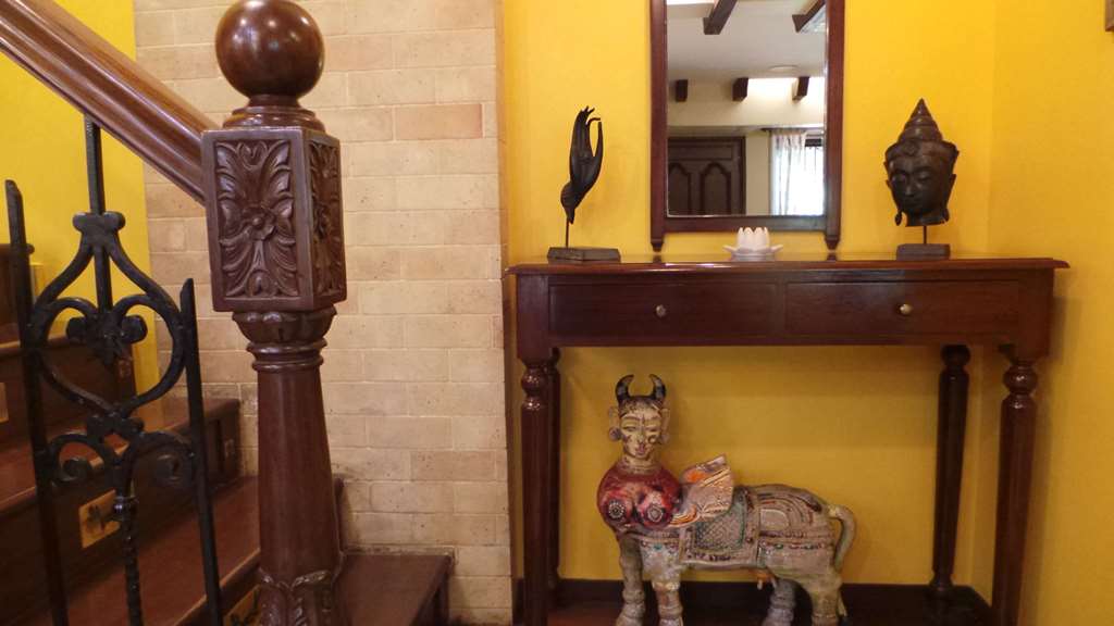 Koppikers Mumbai home
Details in railing design
Tile embedded in the staircase
Motifs in wood